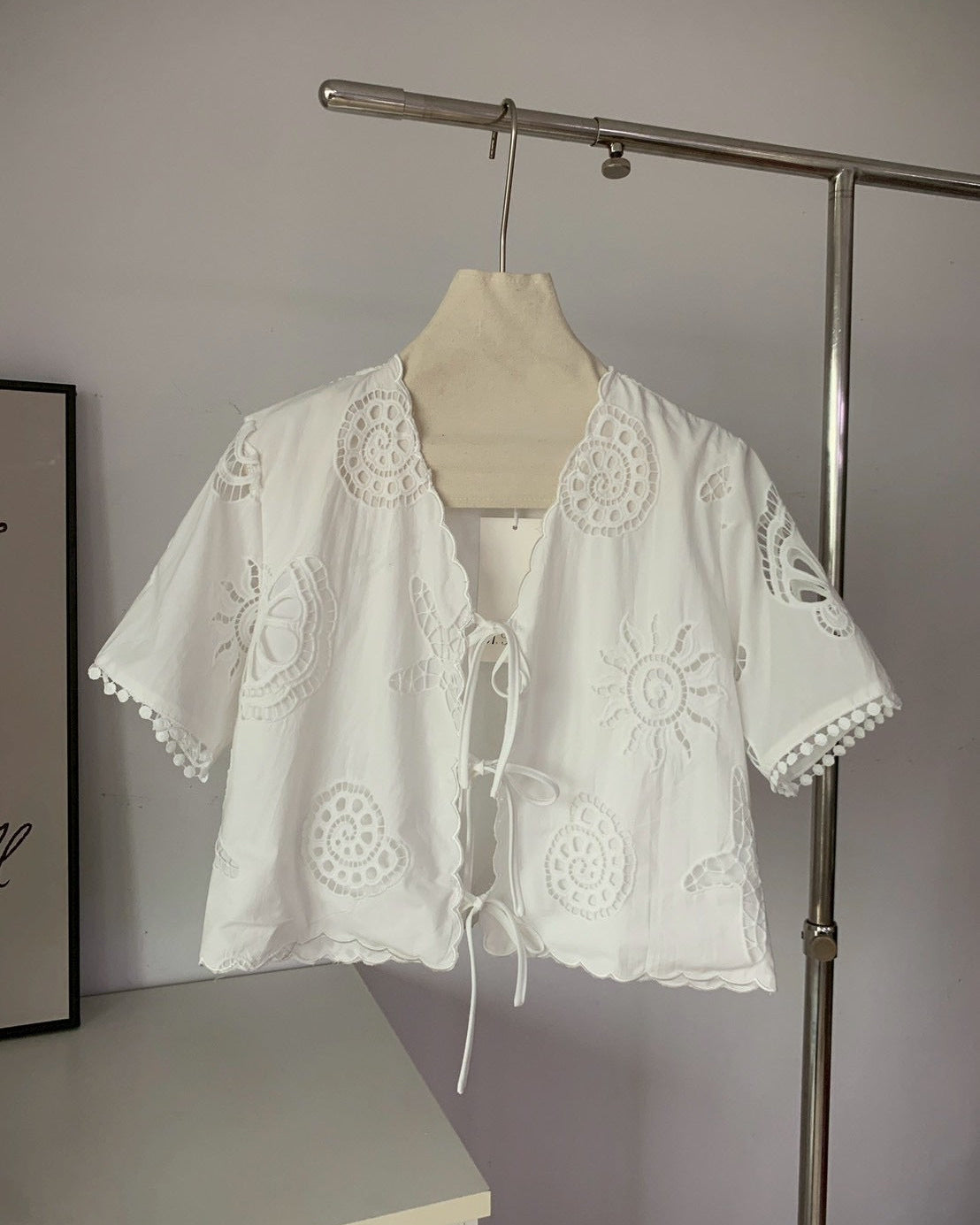 預購｜鏤空刺繡花卉短袖綁帶短版上衣