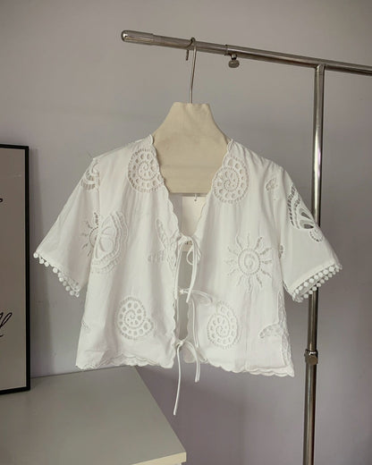 預購｜鏤空刺繡花卉短袖綁帶短版上衣